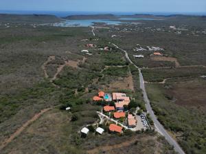 una vista aerea di una casa in mezzo a un campo di Bandabou Breeze Curacao a Willibrordus