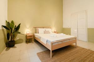 Senglea Jungle Palazzo客房内的一张或多张床位