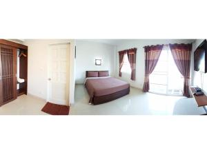 - une chambre avec un lit et une fenêtre dans l'établissement Pornkasem House, à Chiang Rai