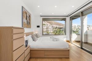 En eller flere senge i et værelse på KARAT Villa Portofino