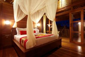 Postel nebo postele na pokoji v ubytování Saka Village Resort Ubud + 37 fotografií