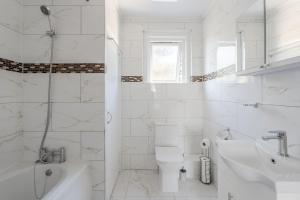 Ένα μπάνιο στο Urban Oasis 4 bedroom house with parking +46 φωτογραφίες