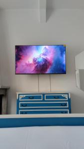 Televízia a/alebo spoločenská miestnosť v ubytovaní Interstellar