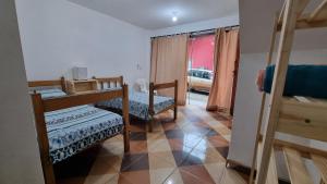 a room with two bunk beds and a window at Linda Surf House Apartamentos in Itacaré