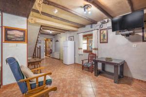 ein Wohnzimmer mit einem Tisch und einem Kühlschrank in der Unterkunft Cortijo Las Chorreras Illora in Puerto-López