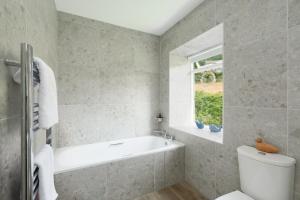 Ένα μπάνιο στο Cove Cottage +9 φωτογραφίες