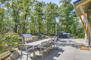 Aed väljaspool majutusasutust The Glabin Garrison Gem with Deck and Fire Pit!