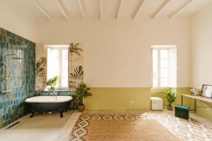 Senglea Jungle Palazzo客房内的一张或多张床位