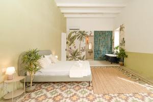 Senglea Jungle Palazzo客房内的一张或多张床位