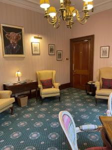 Posezení v ubytování Ravenscourt House, Guest House