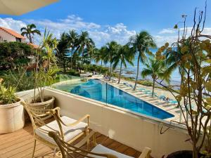 Piscina de la sau aproape de 4BR Beach Front Chac-Hal-Al