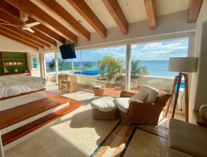 Un televizor și/sau centru de divertisment la 4BR Beach Front Chac-Hal-Al