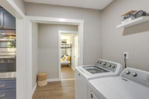 a kitchen with a washer and dryer in a room at Temple Family Home 4 Mi to Dtwn! in Temple +21 photos