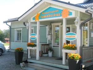 a small building with flowers in front of it at Naapurivaaran Lomakeskus in Vuokatti