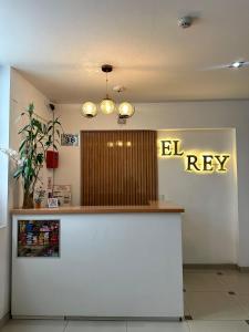 un bar in un ristorante con un cartello sul muro di Hostal El Rey a Lima