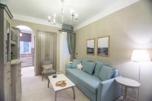 a living room with a blue couch and a table at To Spitaki in Thessaloniki