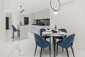 eine Küche und ein Esszimmer mit Tisch und Stühlen in der Unterkunft 7 Luxury Suites By KARAT in Santa Cruz de Tenerife