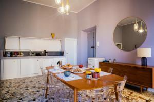 a dining room with a table and a mirror at Casa i Cavalli Alati in Tarquinia