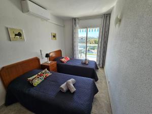 Posezení v ubytování Appartement tout confort terrasse 21 m2 pleins sud wifi proche port aventura centre et plage 2 chambres 2 SDB piscine + 21 fotografií