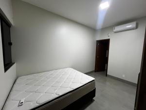 Ένα ή περισσότερα κρεβάτια σε δωμάτιο στο apartamento mobiliado +2 φωτογραφίες