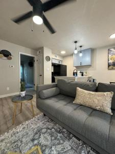 sala de estar con sofá gris y cocina en 4 STATE FAIR l DT Dallas l FIFA READY l Staycation 1Bd1Ba, en Dallas