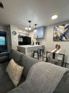 Una sala de estar con un sofá y una cocina. en 4 STATE FAIR l DT Dallas l FIFA READY l Staycation 1Bd1Ba, en Dallas