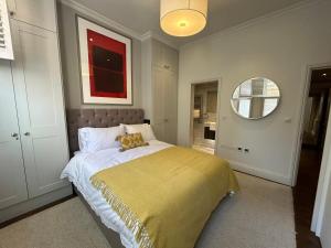 En eller flere senge i et værelse på Chelsea flat, convenient and quiet
