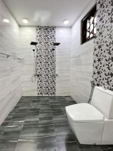 een badkamer met een toilet en een douche bij Bora Bora Villa in Hikkaduwa