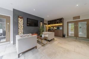Televisyen dan/atau pusat hiburan di Rock Mill -1 Bed Apartment