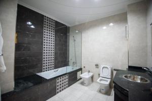 Ένα μπάνιο στο Atipico Innkeeper +12 φωτογραφίες