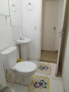 a bathroom with a toilet and a sink at Apartamento completo Valparaiso GO proximo de Brasilia DF BR040 in Valparaíso de Goiás +6 photos