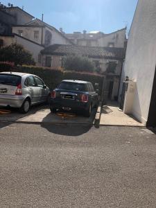 two cars parked in a parking lot next to a building at Papere e Tulipani in Vicenza +9 photos