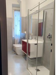 een badkamer met toilet, wastafel en douche bij CityLife & Fiera Milano Apartment with AC, WiFi, Metro M1 and Airport link in Milaan
