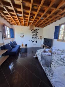 Habitación grande con cama y sofá en Casa de Ángel Balconcillo a La Subbética, en Cabra