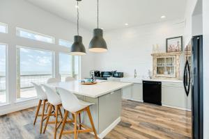 Η κουζίνα ή μικρή κουζίνα στο Front Row Water Views Galore & Chic Coastal Decor