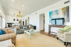 Χώρος καθιστικού στο Front Row Water Views Galore & Chic Coastal Decor