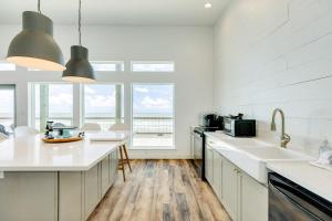 Η κουζίνα ή μικρή κουζίνα στο Front Row Water Views Galore & Chic Coastal Decor +32 φωτογραφίες