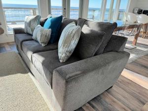 Χώρος καθιστικού στο Front Row Water Views Galore & Chic Coastal Decor