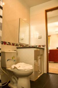 Ванная комната в Baan Rosa Bangtao Beach