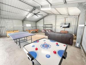 The Nest with Games Barn, Cinema & Ponies的休息区