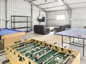 The Nest with Games Barn, Cinema & Ponies的游戏室