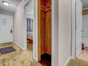 スノーシューにあるML115 Lovely Slope Side Getaway WiFi Parking Next To Villageの白い壁と木製のドアが特徴の客室