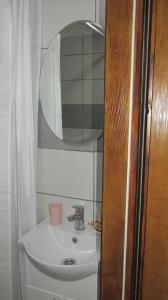 a bathroom with a sink and a mirror at Prenoćište Lipov lad in Negotin