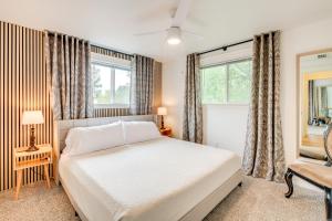 Postel nebo postele na pokoji v ubytování Loveland Retreat Near Dtwn with Outdoor Dining!