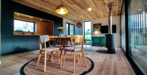 a kitchen and dining room with a table and chairs at El Descansadero in Los Narros