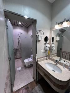 a bathroom with a sink and a mirror at أزد للشقق المخدومة in Tanomah +26 photos