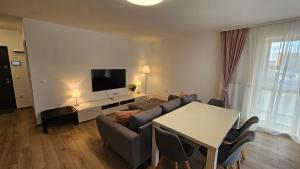 una sala de estar con un sofá y una mesa en Goldmaurer, en Târgu Mureș