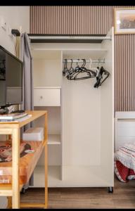 a room with a bed and a desk with a computer at Studio 1pièce cosy Paris-Disney in Vaires-sur-Marne