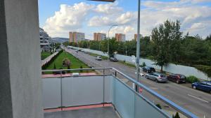 - Balcón de un edificio con vistas a la autopista en Goldmaurer, en Târgu Mureș