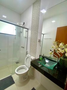 a bathroom with a toilet and a sink at Casa em Capitólio in Capitólio +17 photos
